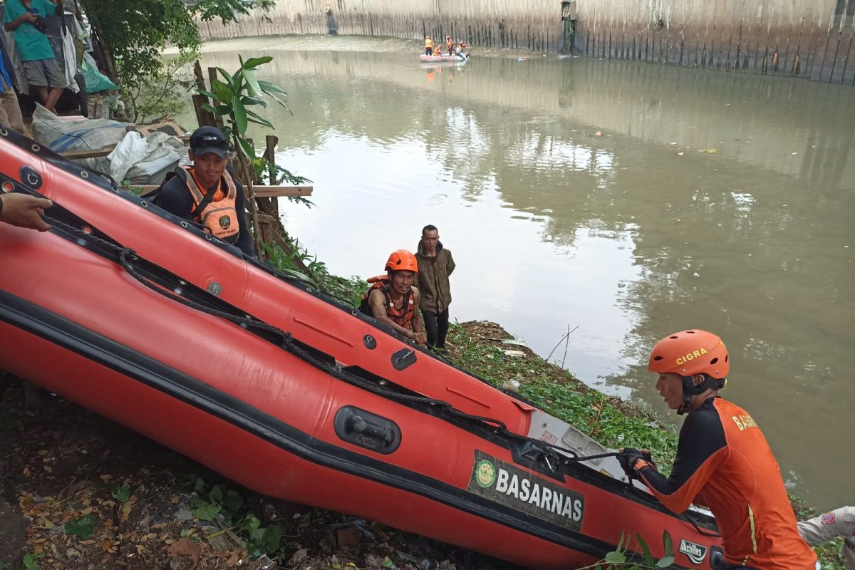 Basarnas Jakarta lakukan pencarian dua korban tenggelam di Ciliwung