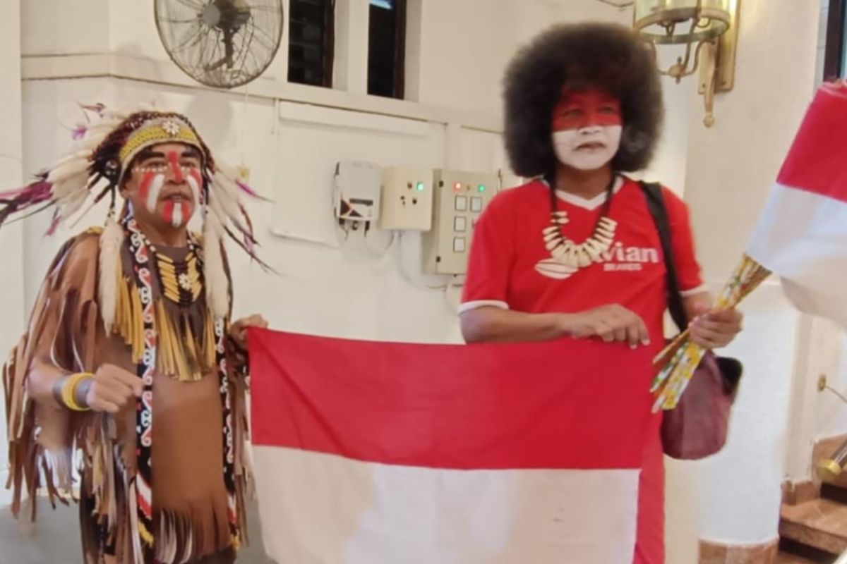 Tampil unik, Suedi bawa pulang kipas angin saat nobar timnas