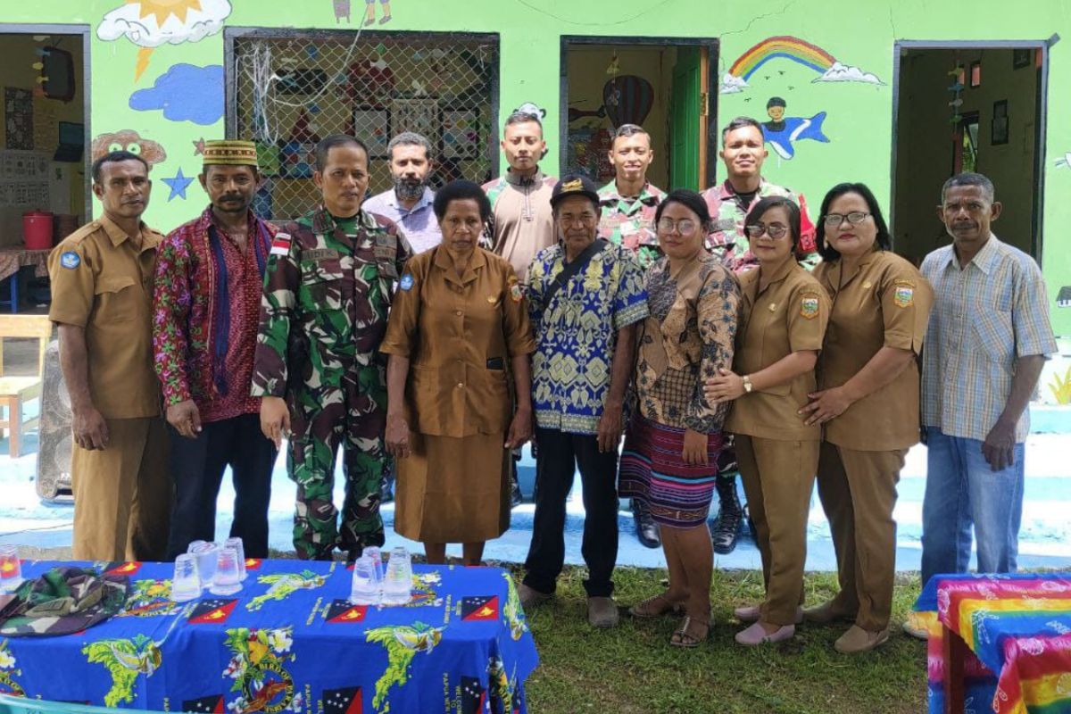 Satgas Pamtas RI-PNG perbaiki fasilitas belajar TK Awus di Keerom