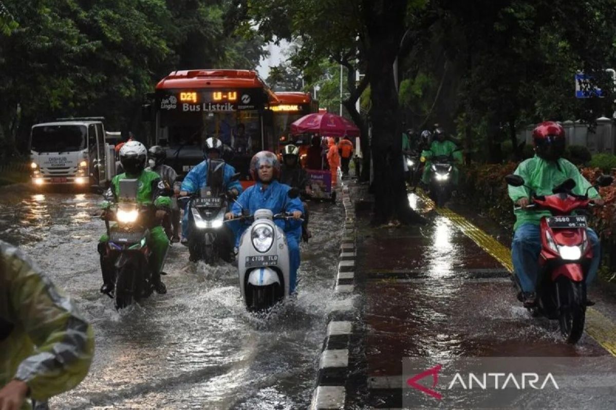 Sabtu, BMKG prakirakan mayoritas kota besar hujan ringan hingga lebat