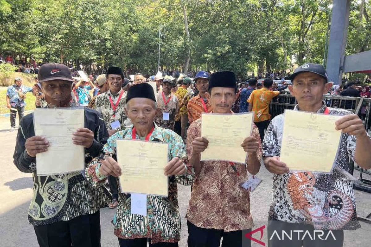 Warga Banyuwangi bahagia dapat sertifikat tanah dari Presiden Jokowi