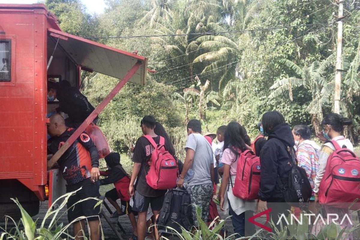 BPBD Sitaro evakuasi warga terdampak erupsi Gunung Ruang ke Siau