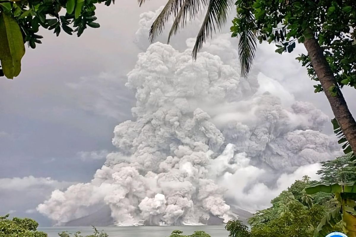 Gunung Ruang di Sulut muntahkan abu vulkanik setinggi lima kilometer