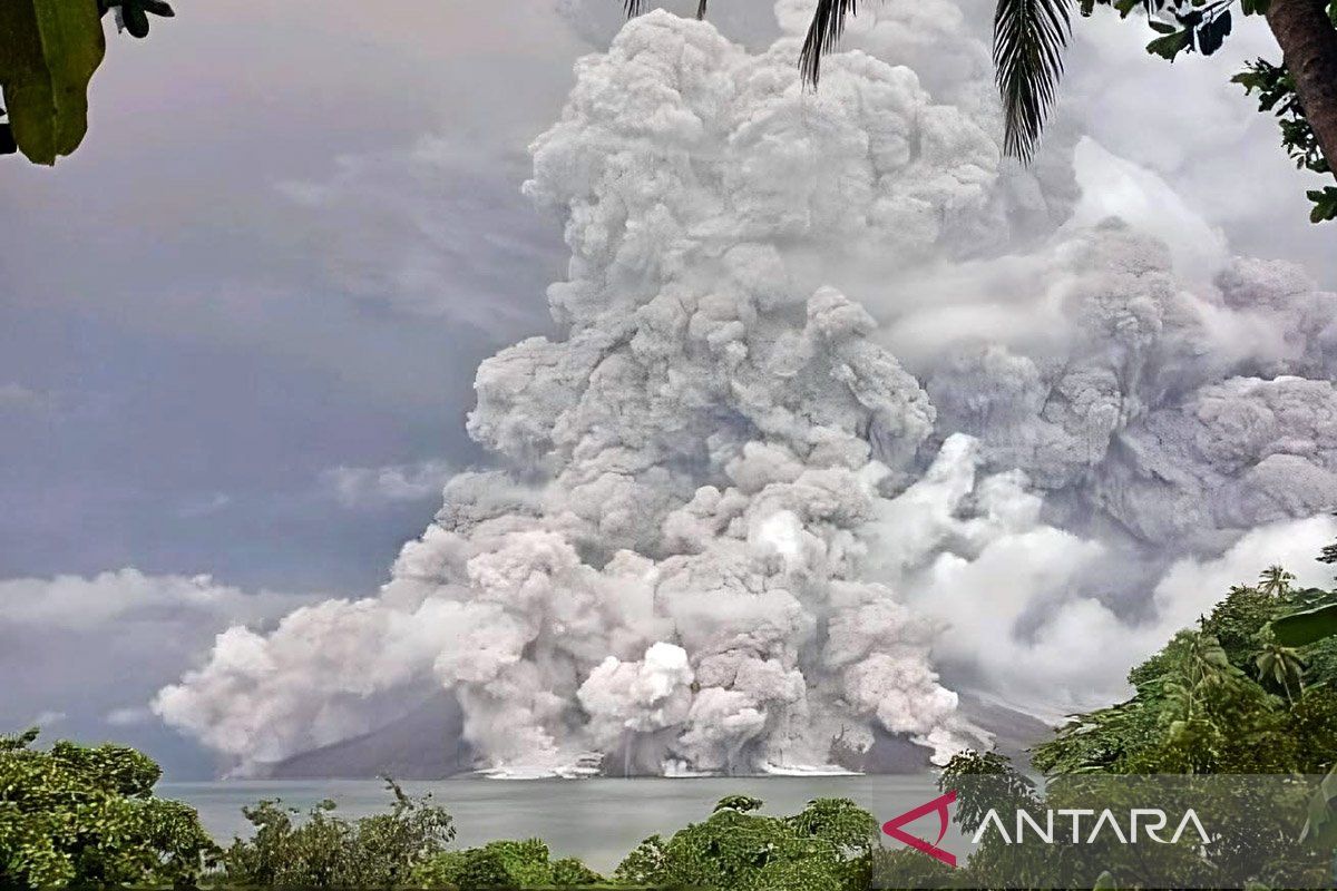 Gunung Ruang muntahkan abu vulkanik setinggi lima kilometer