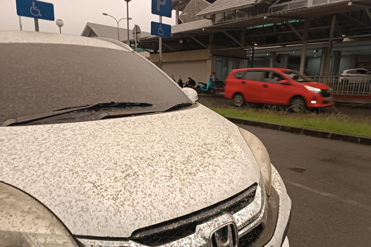 Bandara Sam Ratulangi Manado tertutup debu vulkanik tipis usai erupsi Gunung Ruang