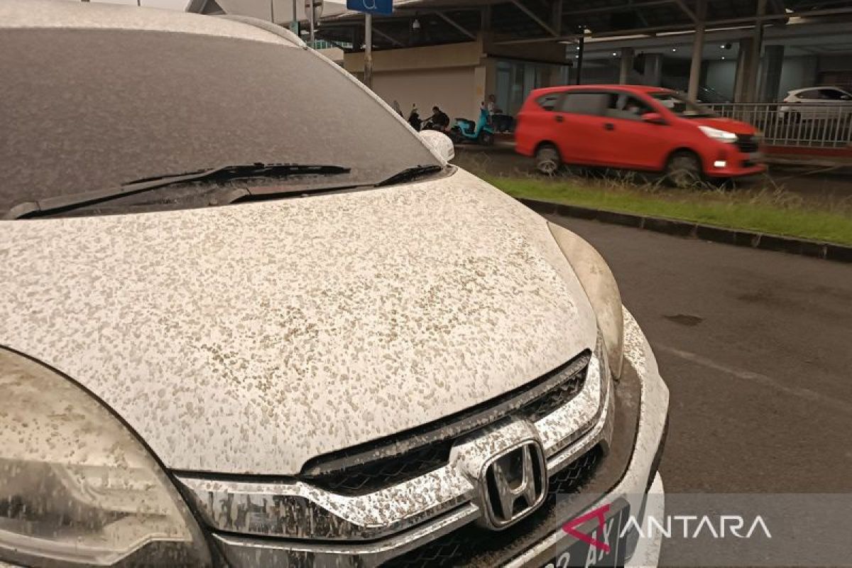 Bandara Sam Ratulangi Manado tertutup debu vulkanik Gunung Ruang
