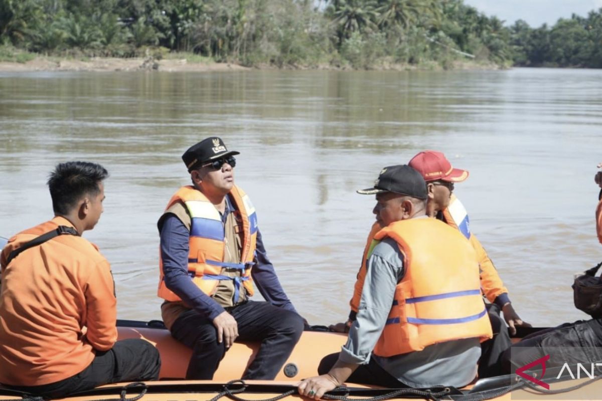 Bupati Kuansing turut susur sungai cari korban tenggelam