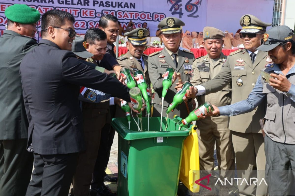 Sekda Penajam musnahkan puluhan miras tangkapan Satpol PP