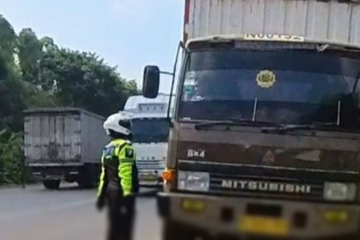 Polisi Karawang lakukan penertiban truk parkir sembarangan di badan jalan