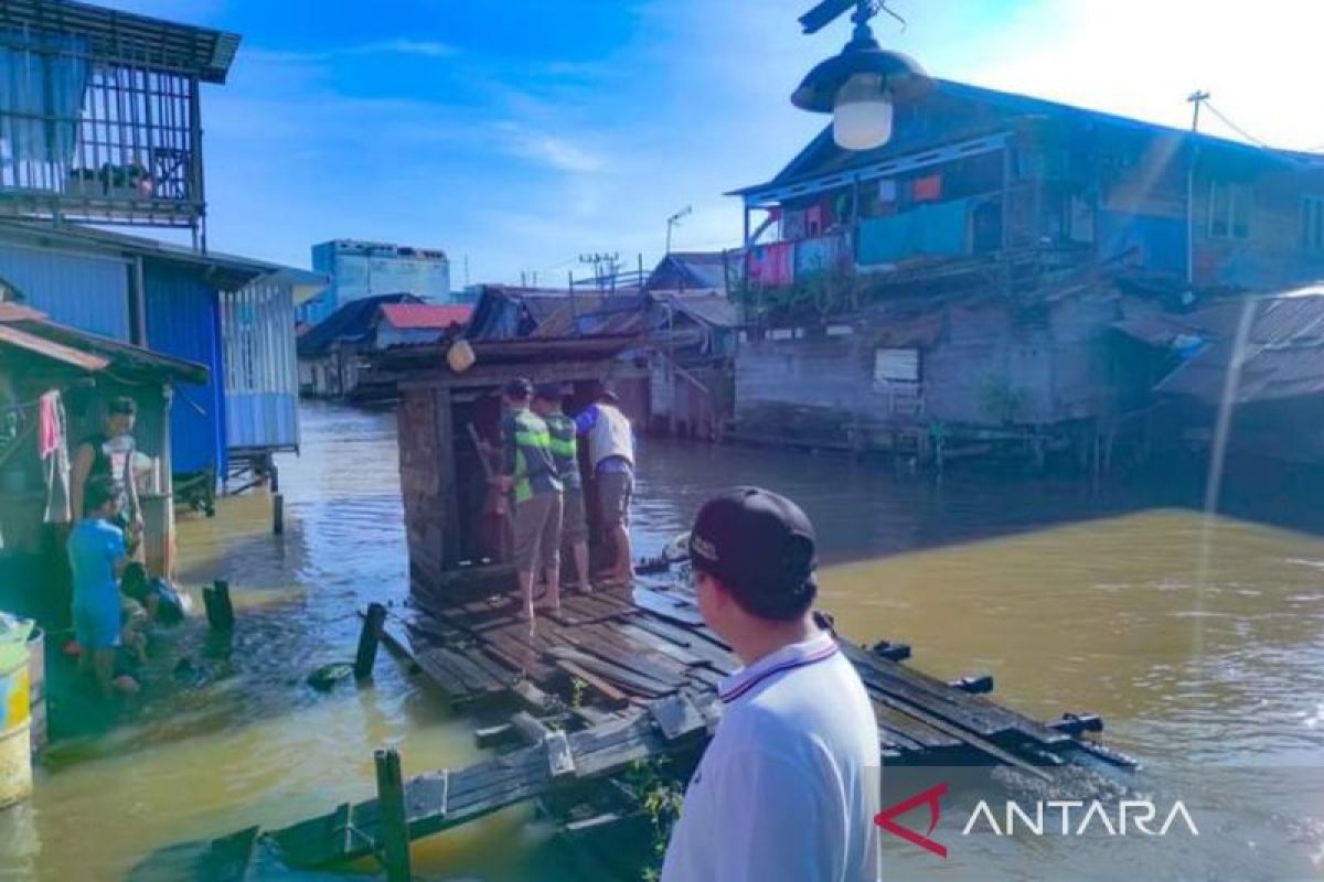 Banjarmasin urged to free 35 urban villages from floating latrines