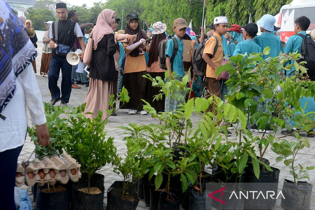 FOTO - Kunjungan pelajar mengenal kebutuhan pangan di pasar tani