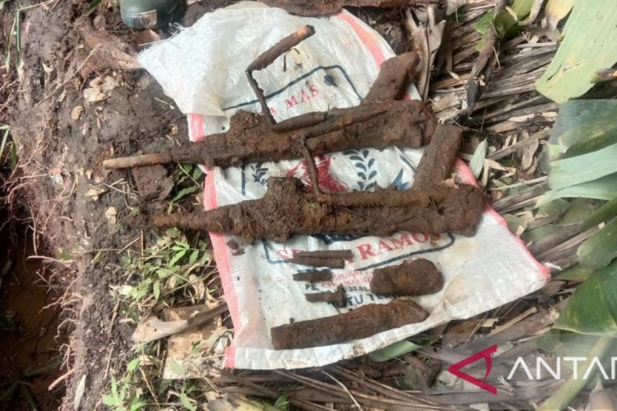 Warga Cimahi Sukabumi temukan senjata api laras panjang terkubur di areal kolam