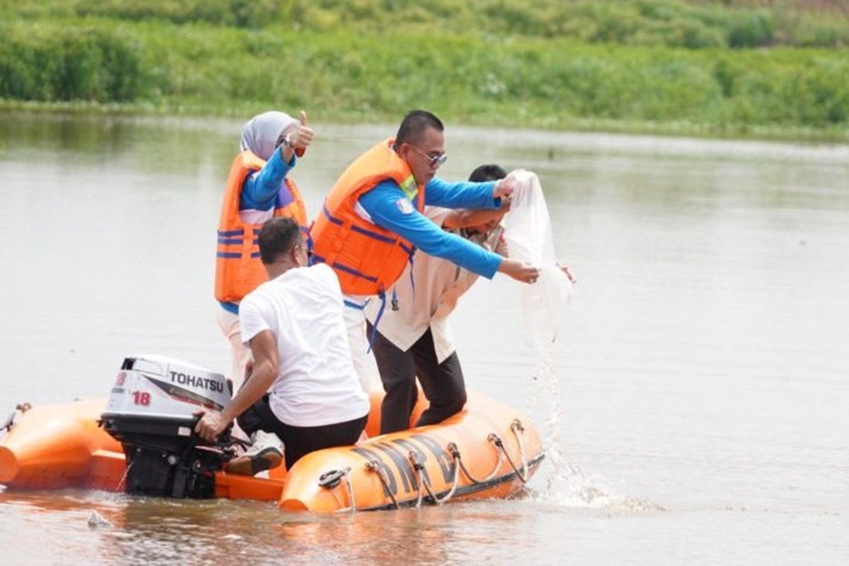 Pj Bupati Banyuasin tebar benih ikan di Sungai Boom Berlian