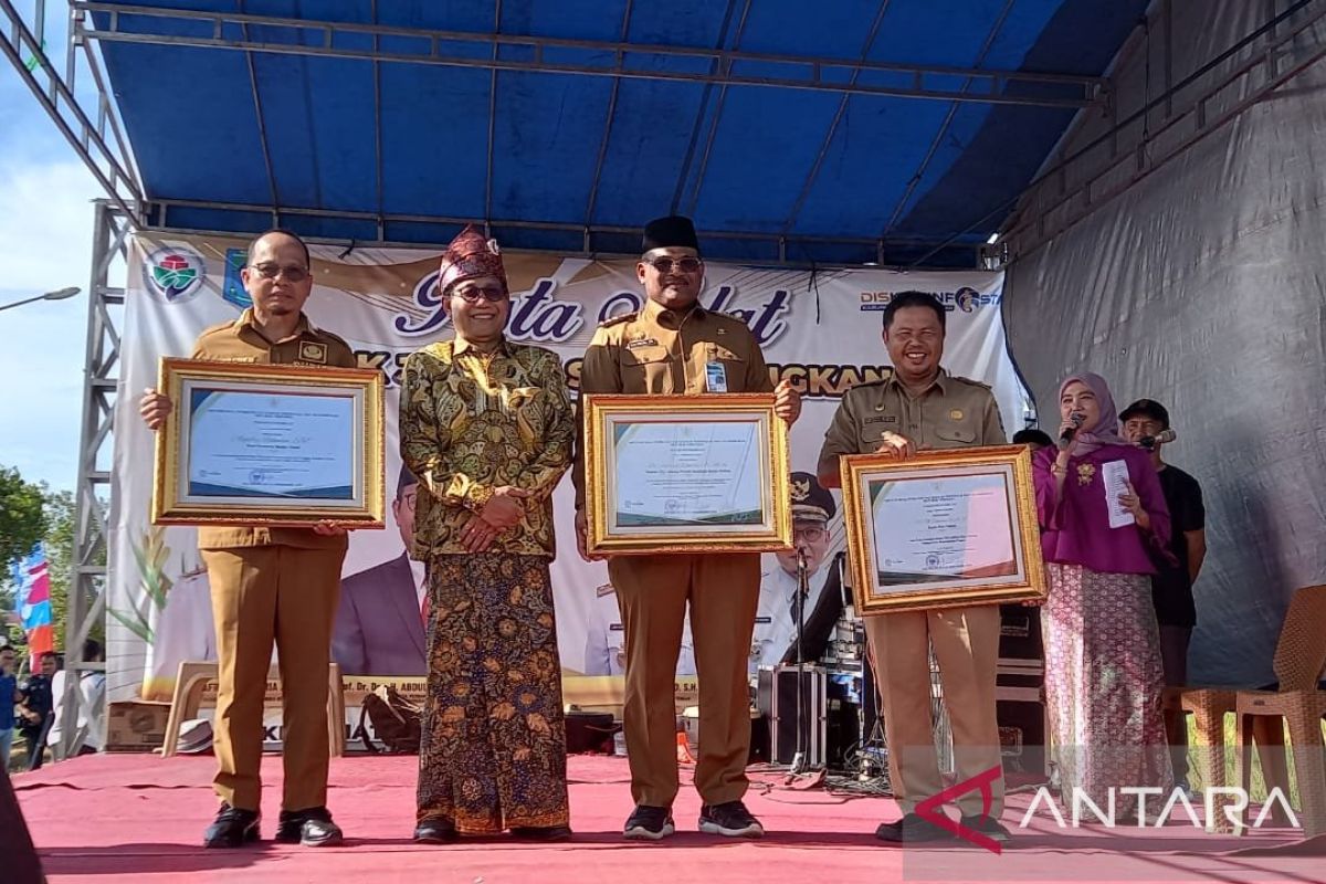 Mendes PDTT memberikan penghargaan ke Pj Gubernur Babel