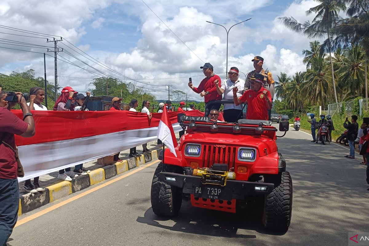 Pemkot Jayapura bentangkan Bendera Merah Putih Jalan Holtekamp sepanjang 10,76 km