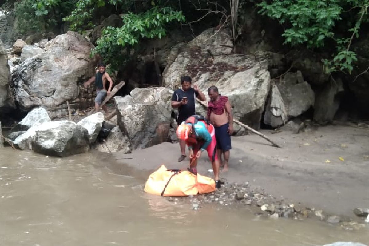 Tim SAR evakuasi jenazah pria hanyut di Sungai Lau Kemiri Sumut