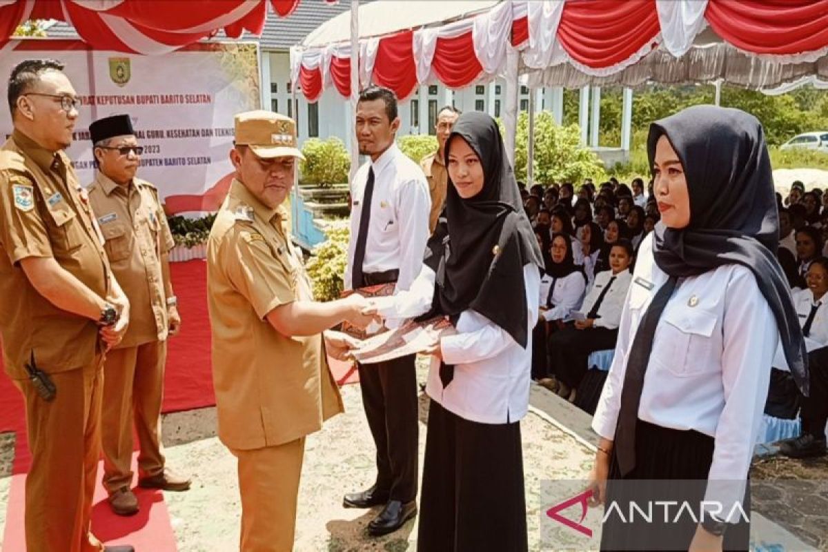 Penjabat Bupati Barito Selatan serahkan 337 SK PPPK