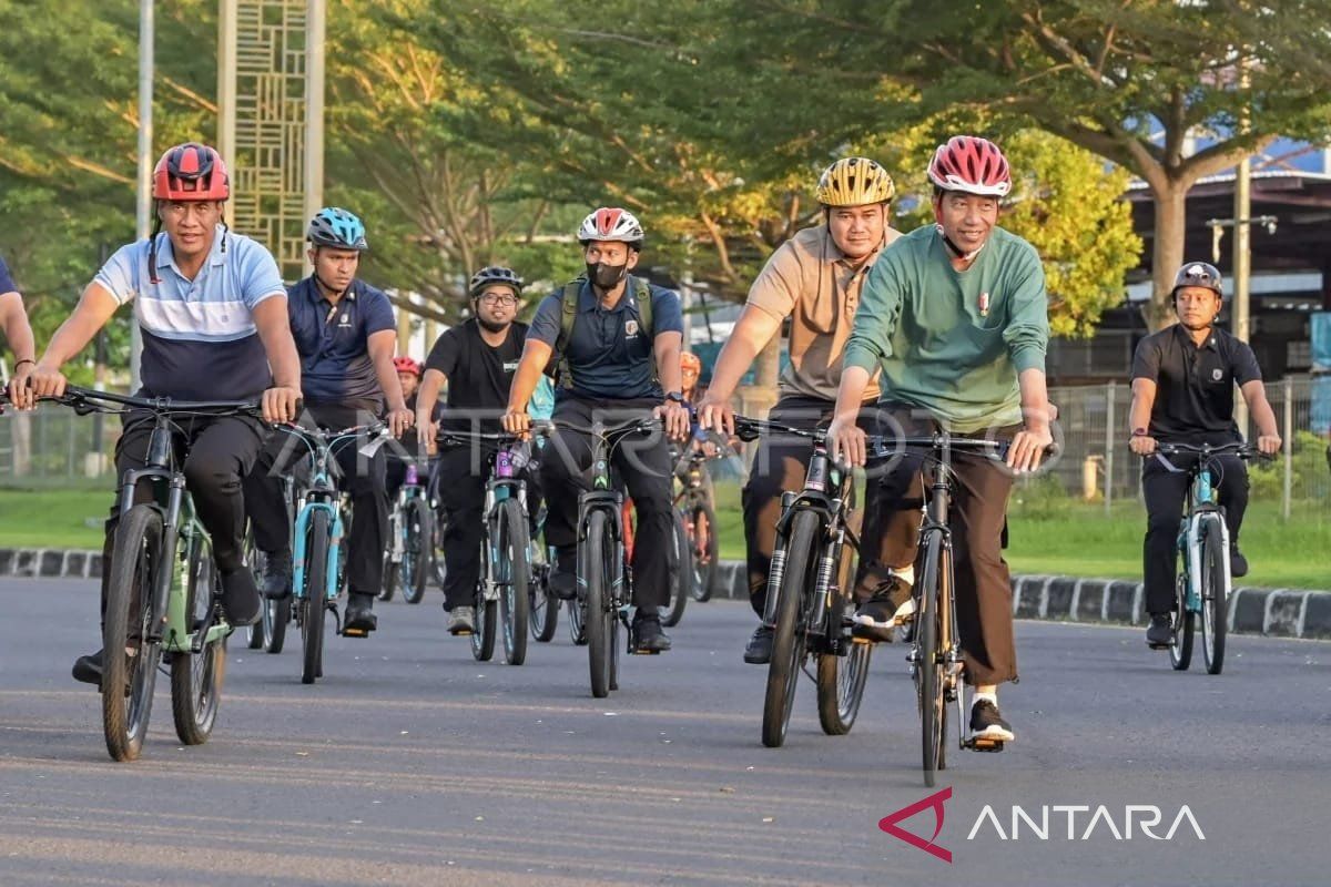 Presiden Jokowi bersepeda keliling Kota Mataram