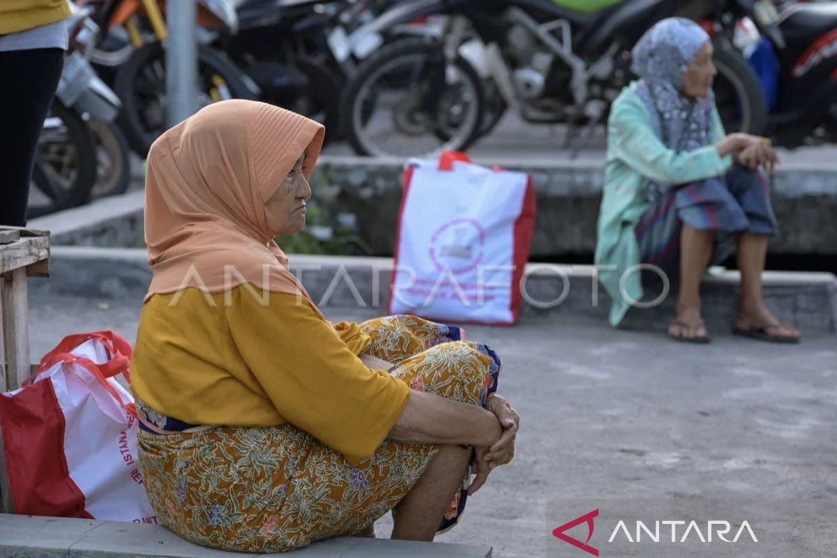 Presiden Jokowi bagi-bagi sembako kepada warga di Mataram