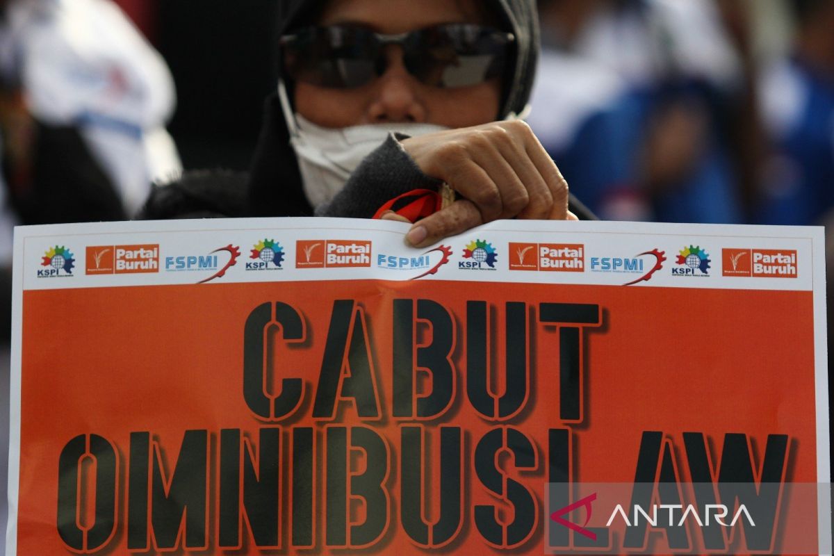 Pemerintah Provinsi Jawa Timur mengabulkan 12 keinginan buruh