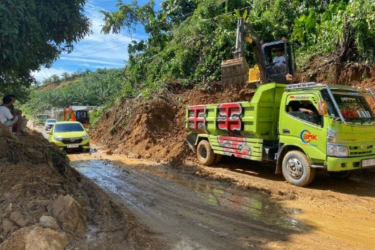 BPBD: Material longsor menutup jalan Trans Sulawesi di Mamuju Tengah