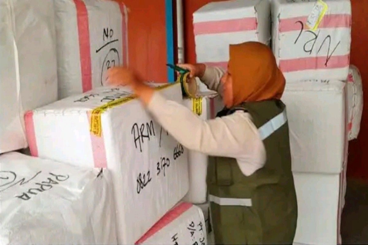 Balai Karantina Papua Tengah periksa 2.459 kilogram gaharu tujuan Jakarta