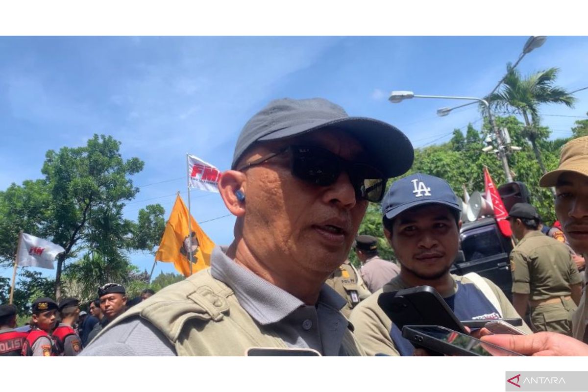 Kadisnaker Bali temui massa aksi Hari Buruh beri penjelasan soal kerja wasnaker