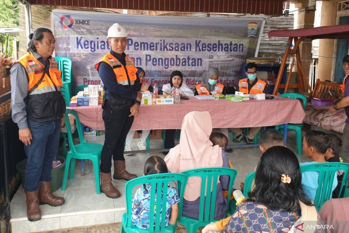 PT RMKE menggelar pengobatan massal  di Selat Punai Palembang