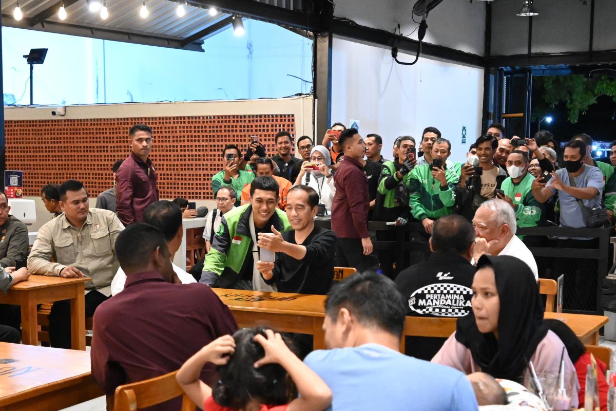 Jokowi makan Mi Gacoan level 0 dan1 di Mataram,  NTB