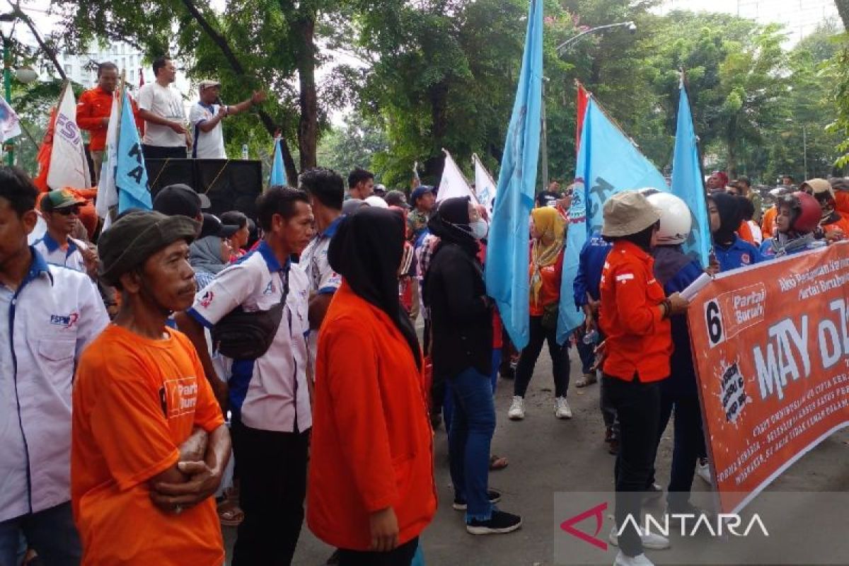 Ratusan buruh aksi di Gedung DPRD Sumut peringati May Day