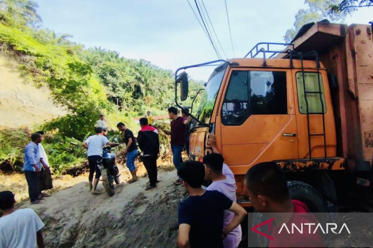 Polisi berlakukan akses buka tutup di lokasi longsor Aceh-Sumut