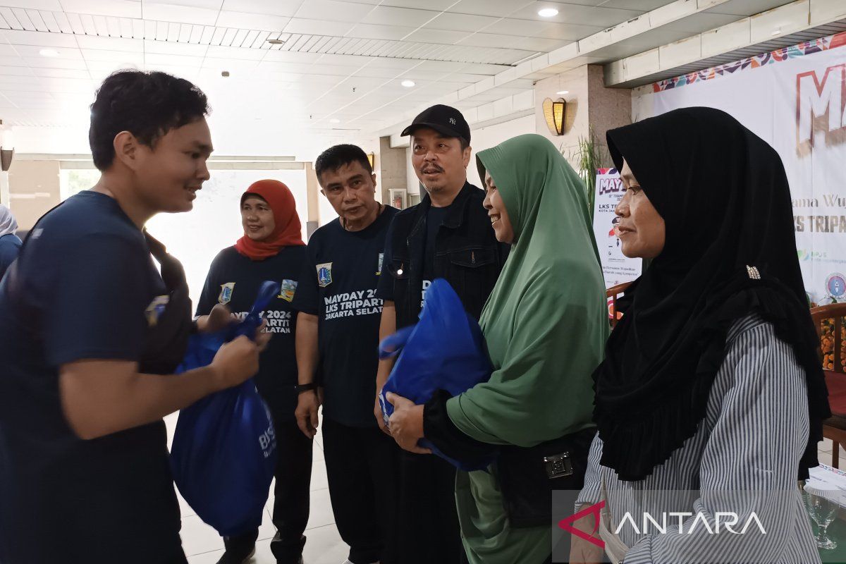 Pemkot Jaksel bagikan sembako dan santuni anak yatim di Hari Buruh