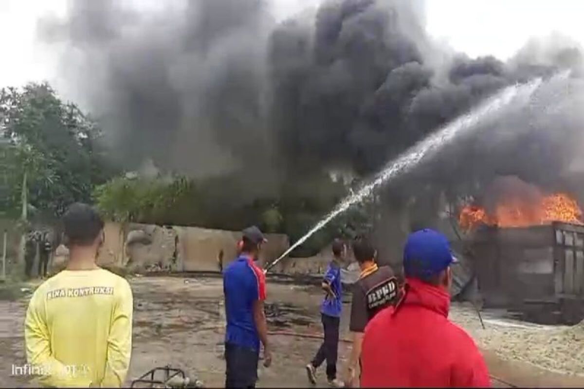 Damkar padamkan kebakaran gudang penampungan BBM di Natar Lampung Selatan