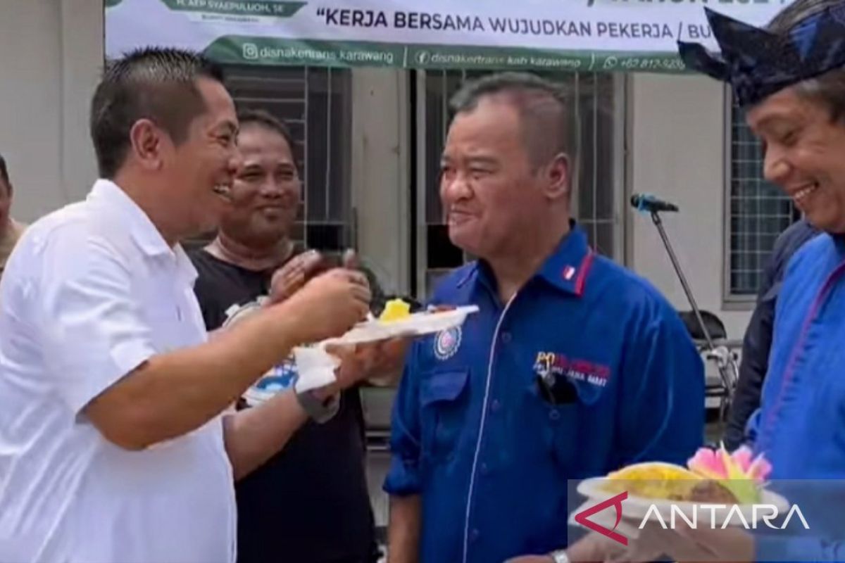 Pemkab Karawang fasilitasi Hari Buruh Internasional melalui panggung hiburan