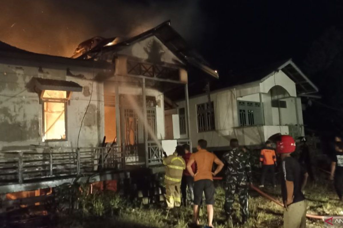 Rumah Dinas Kesehatan Kabupaten Kapuas Hulu terbakar