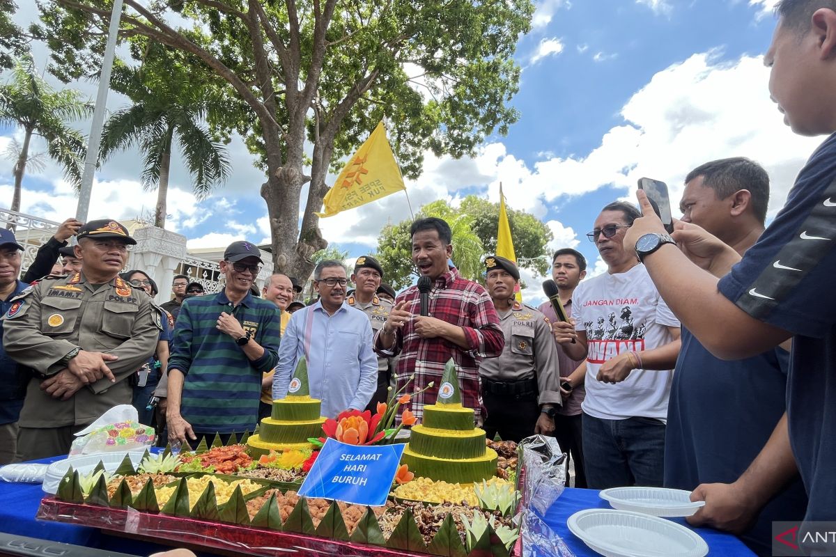 Pemkot Batam dan ribuan pekerja peringati Hari Buruh dengan potong tumpeng