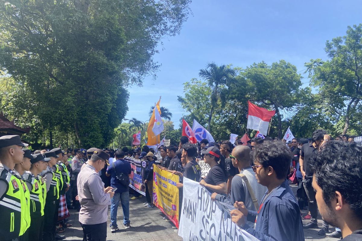 Serikat pekerja di Bali soroti sektor pariwisata saat aksi unjuk rasa Mayday