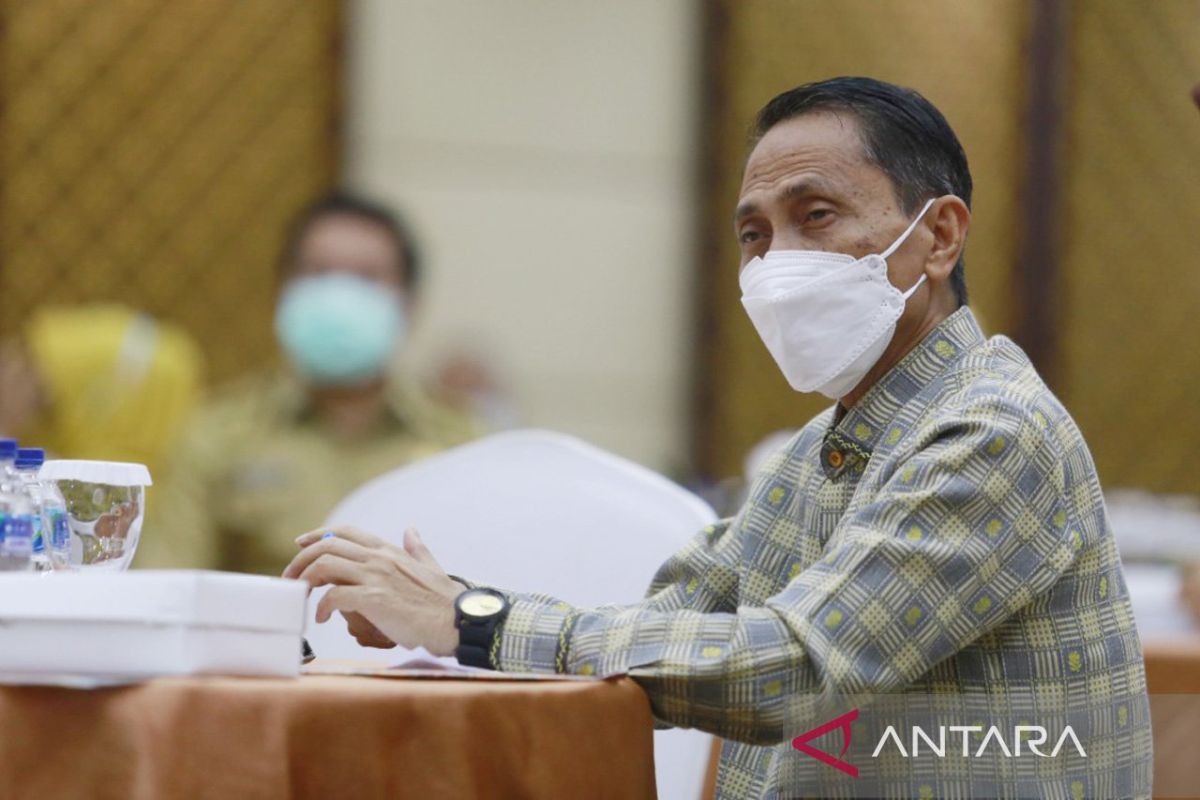 Bupati Gorontalo imbau warga kenakan masker di luar ruangan