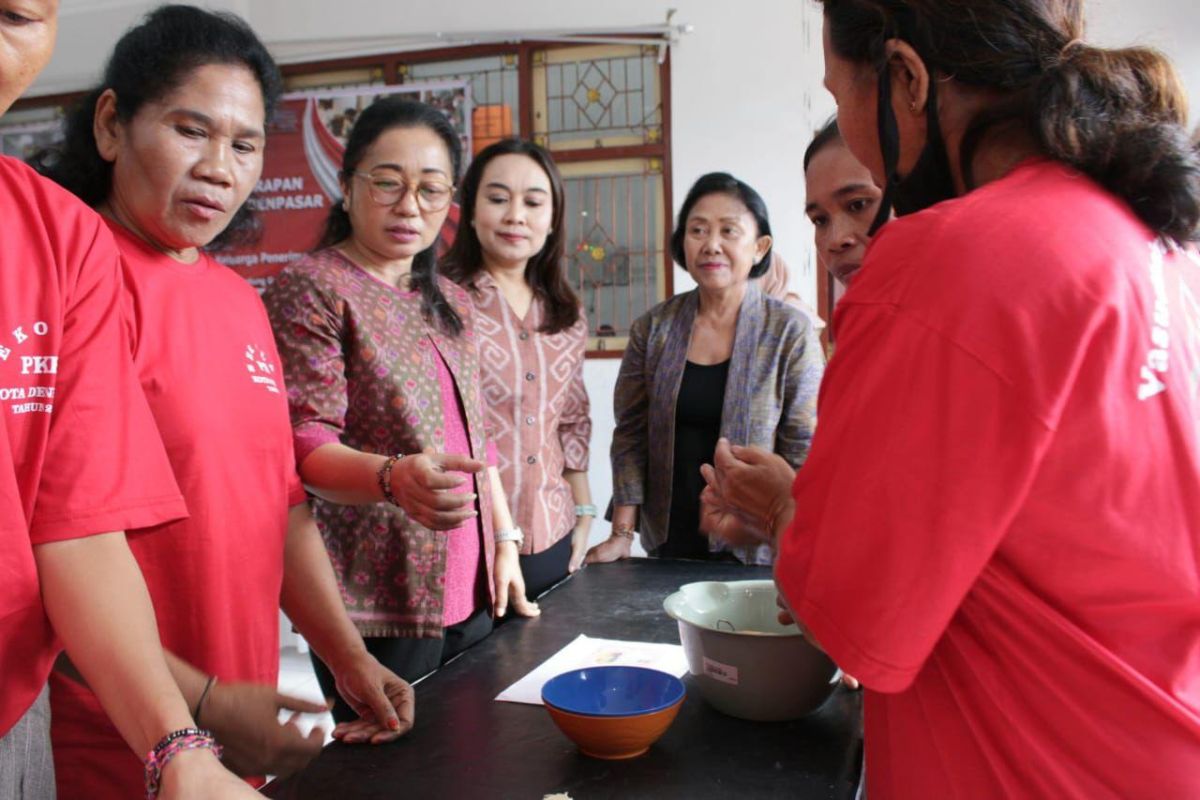 Pemkot Denpasar bekali keterampilan pembuatan kue ke 100 penerima PKH