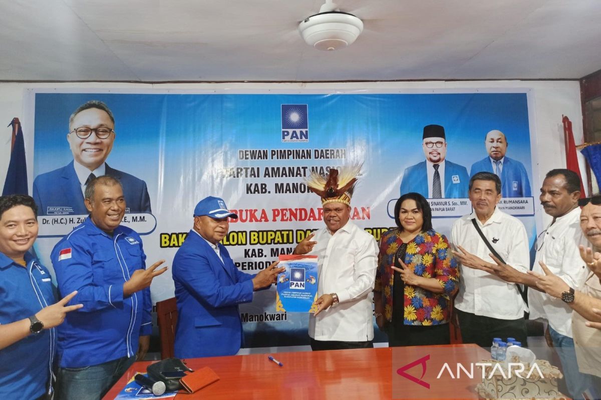 Bupati Manokwari Hermus Indou mendaftar Pilkada ke PAN