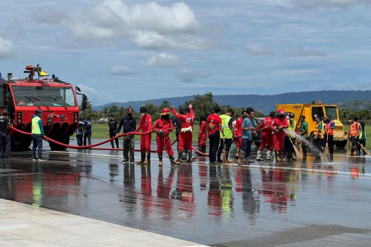 Tim gabungan bersihkan landasan Bandara Djalaluddin Gorontalo