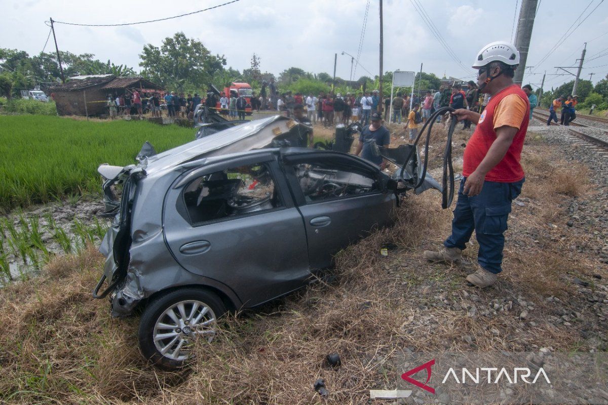 Satu orang tewas akibat KA Argo Wilis relasi Surabaya-Bandung tertemper mobil di Klaten