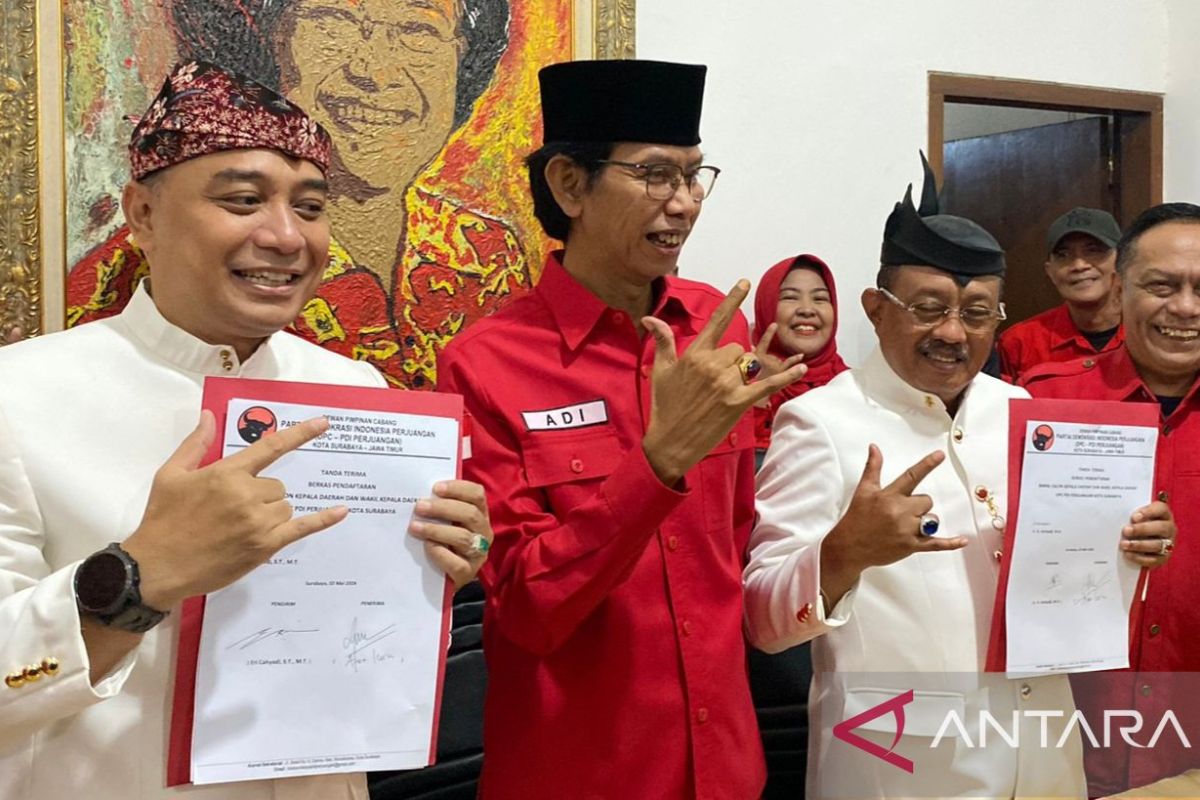 Eri Cahyadi-Armuji serahkan berkas pendaftaran ke PDIP untuk Pilkada Surabaya
