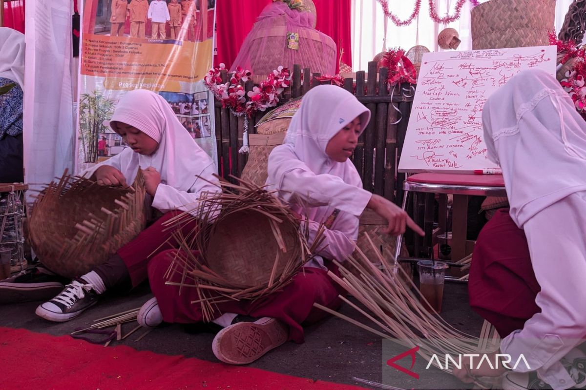 Disdik Cirebon lestarikan nilai budaya lewat pameran kerajinan pelajar