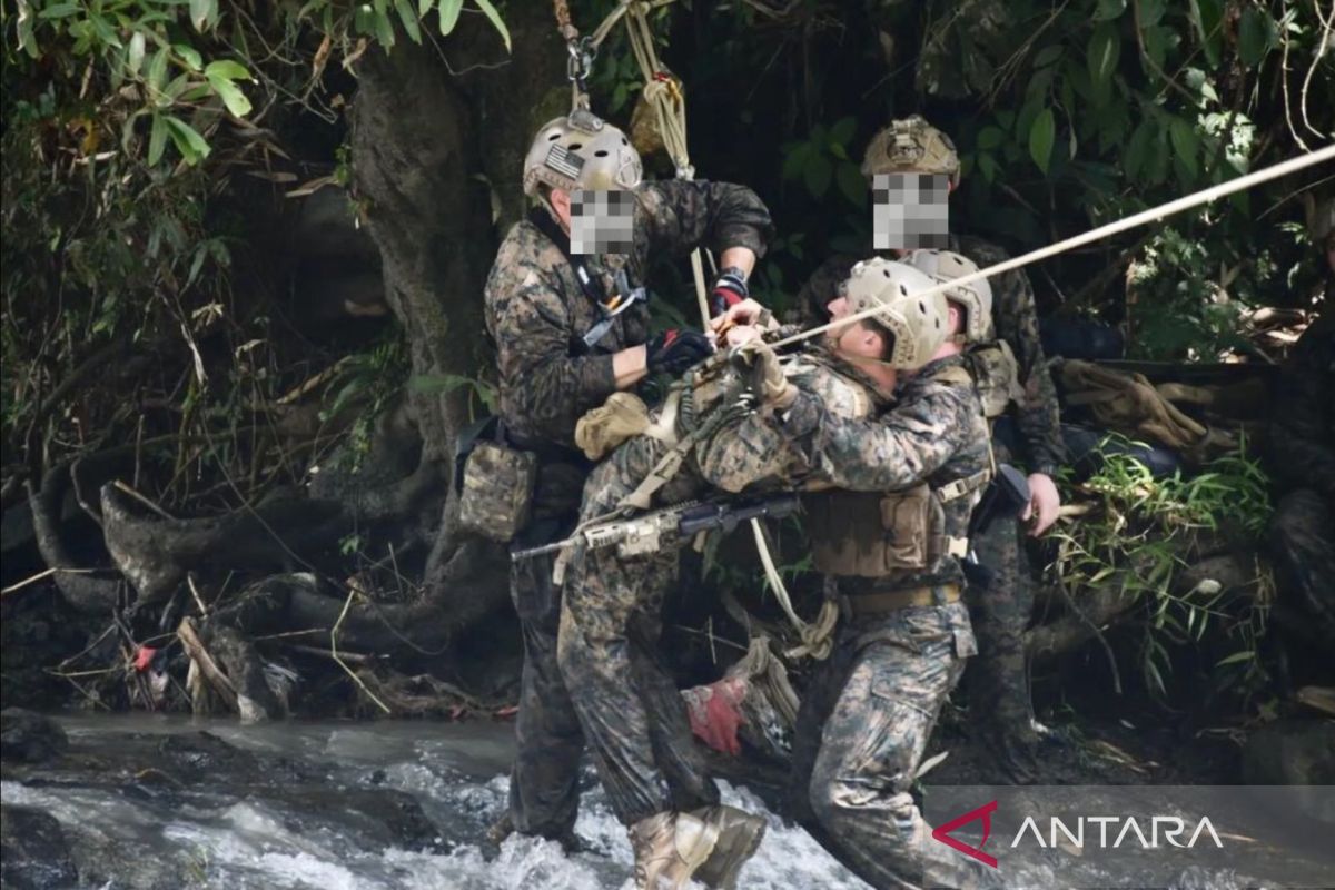 Yontaifib TNI AL dan Marinir AS latihan infiltrasi seberangi sungai di Sukabumi