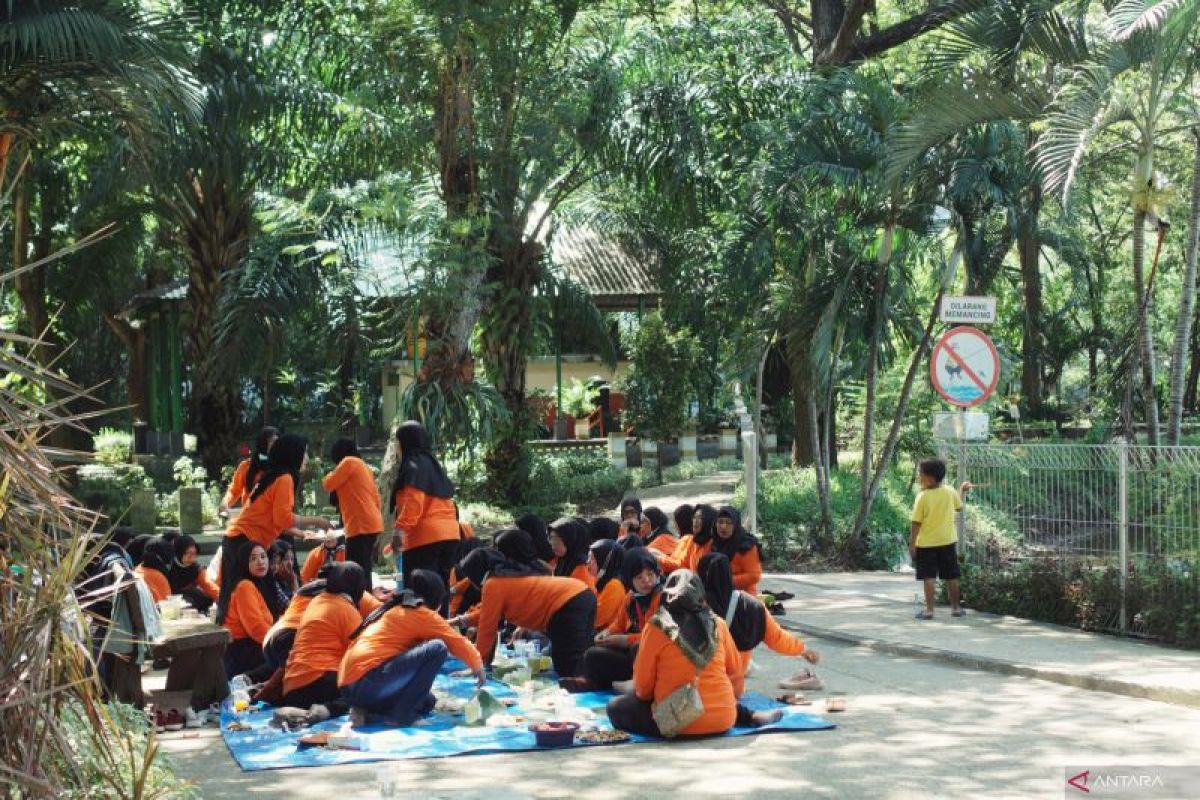 Menjelajahi Taman Kota Kebun Bibit Surabaya