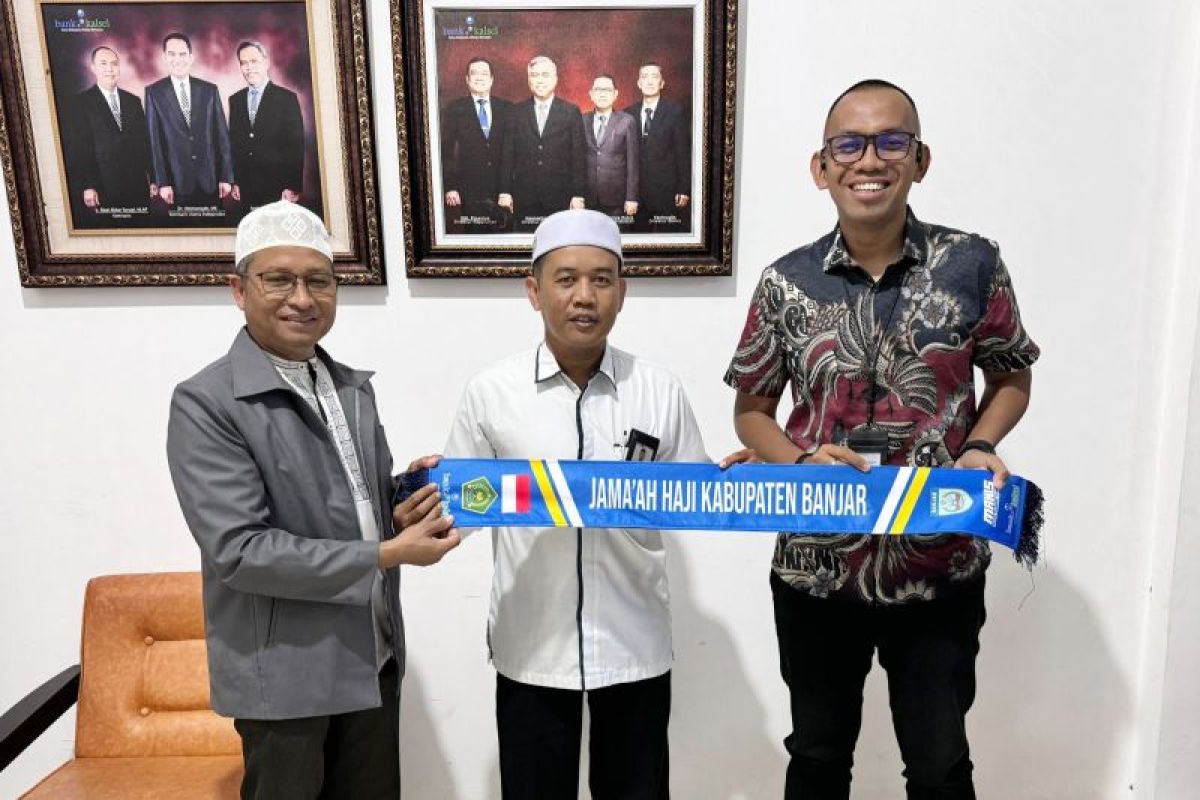 Bank Kalsel berikan syal kepada calon jamaah haji asal Banjar