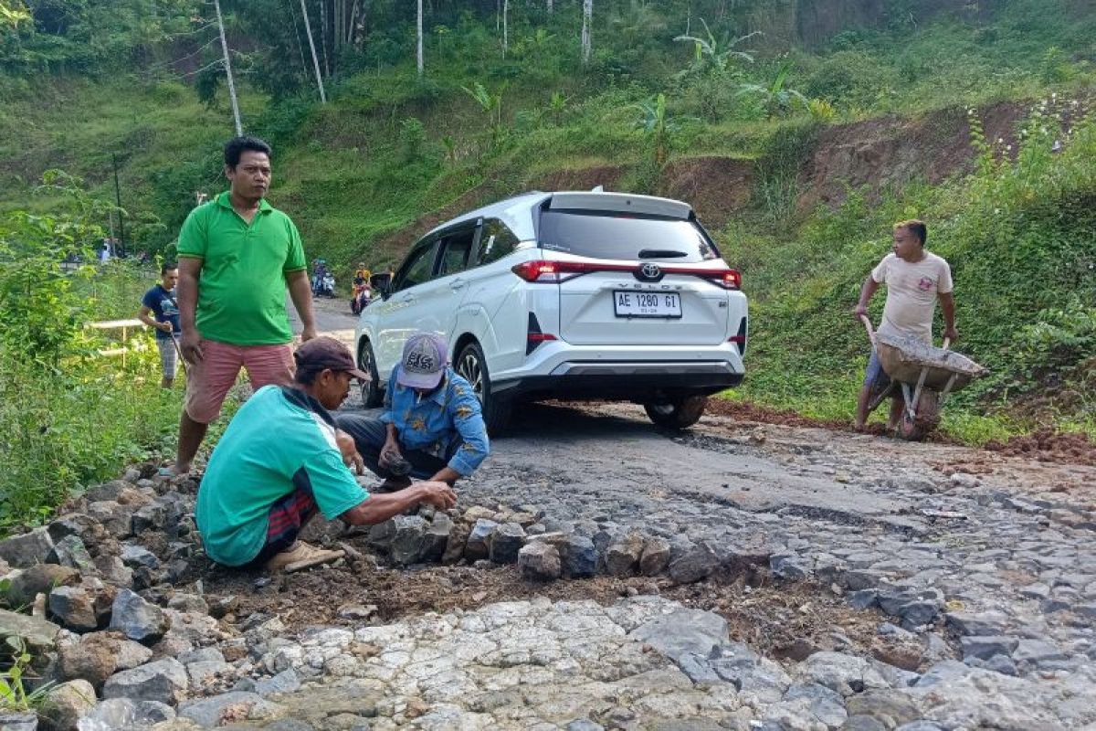 Ponorogo perbaiki akses jalan menuju Telaga Ngebel bertahap