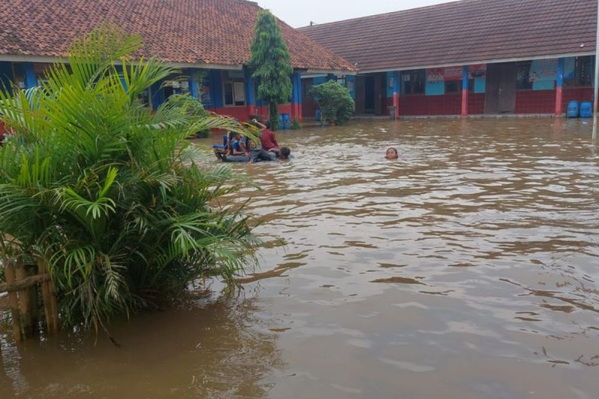 Karena tergenang banjir, 125 siswa SDN 1 Cibereum Lebak libur