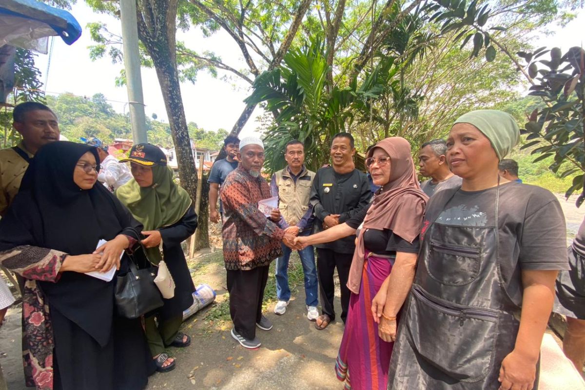 Baznas Bukittinggi salurkan bantuan ke warga terdampak banjir Ngarai Sianok